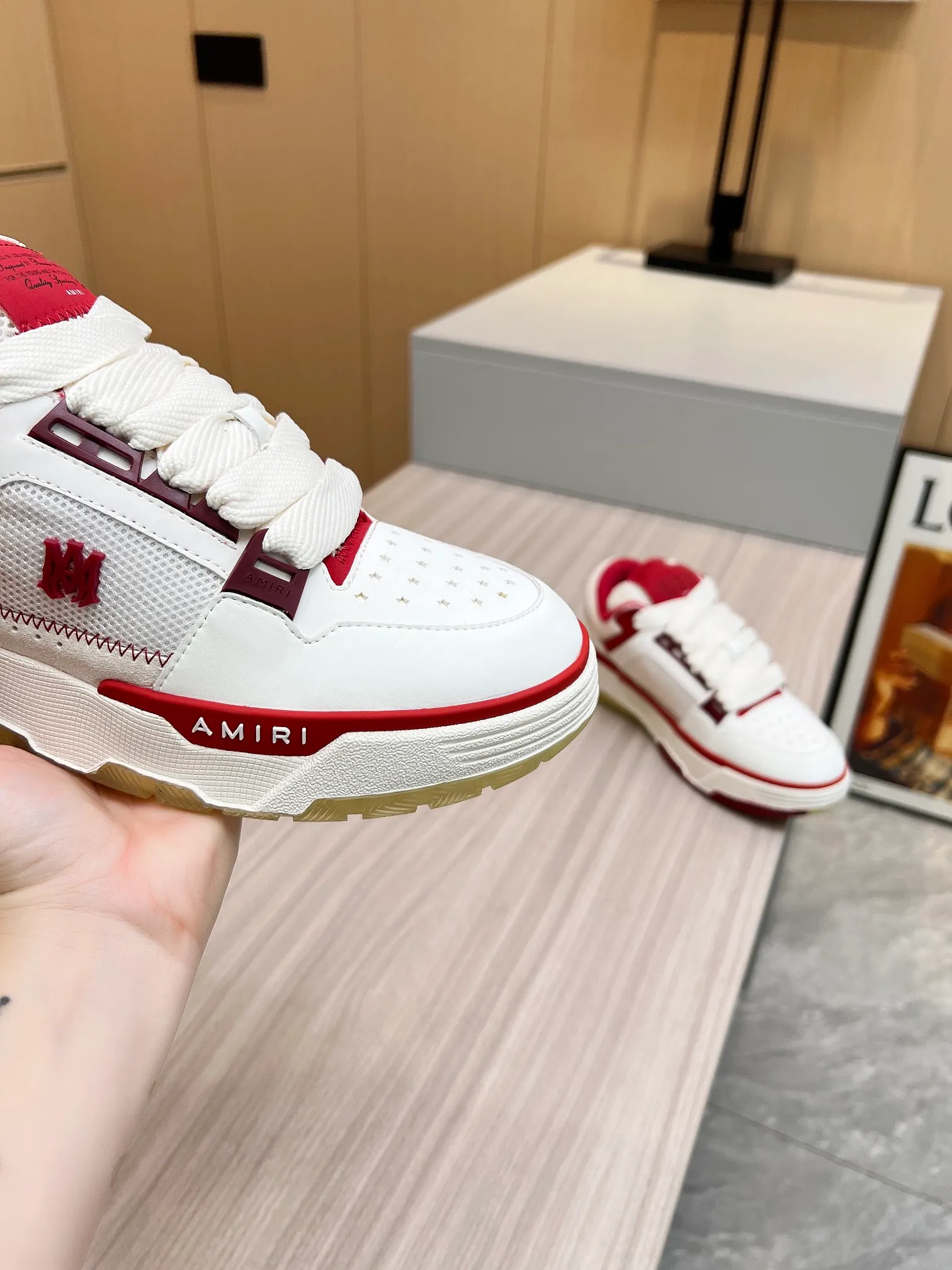 p620💰Men's shoes Amiri Emile's 2023 spring and summer new MA-1 bread shoes, couple models, casual sports shoes, sneakers Amiri gave up the rock punk style in the new season and used a large number of unsaturated colors, Morandi tones, whether you see or wear them, it will make people very happy. The large tongue of the bread shoes continues, shortens the length of the shoe body, thickens the midsole, and the toe part is more rounded. Amiri's brand letters and MA logo appear on the side of the shoe. Fabric: Original customized imported first-layer cowhide + mesh. Lining: Original customized breathable towel lining. Outsole. Foam combination material. Bottom thickness: 4CM. Size: Men's 39-45
